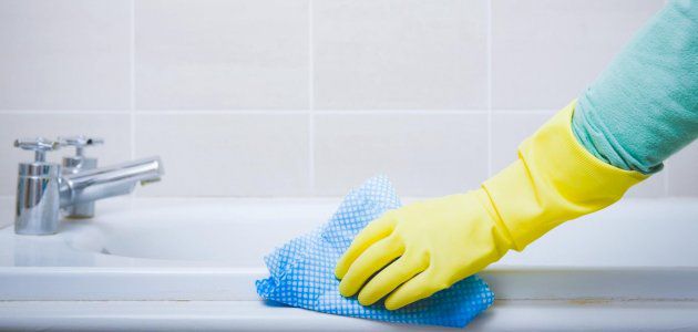 ملح الليمون لتنظيف الحمامات