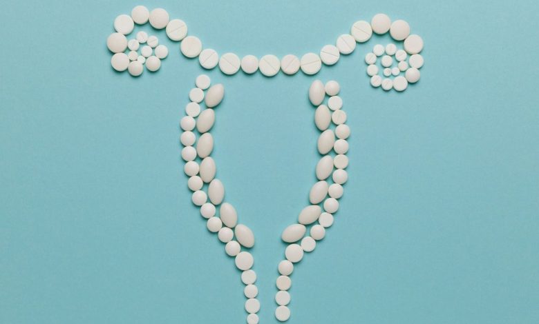 نزول إفرازات بنية قبل الدورة بيومين من علامات الحمل