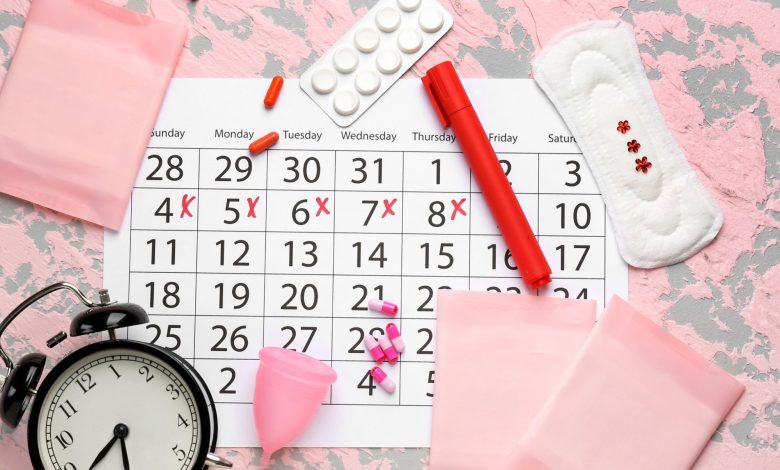 هل نزول افرازات بيضاء في موعد الدورة من علامات الحمل 